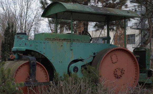 File:Old road roller in