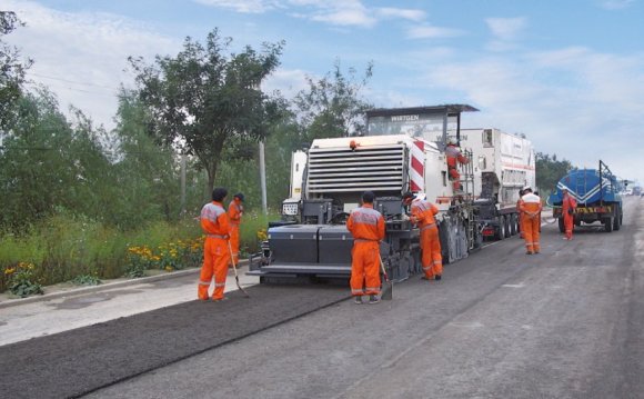 Paving a hydraulically bound